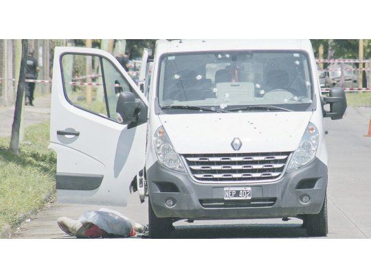 Muerto. La camioneta recibió unos 20 balazos, uno de los cuales impactó en la cabeza del empresario, que falleció.