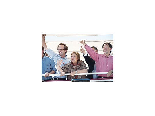 Michelle Bachelet protagonizó ayer una caravana de campaña en Santiago, sin confiarse en las encuestas que la dan como ganadora por amplio margen. Intentará asegurar su triunfo el domingo y evitar un balotaje.