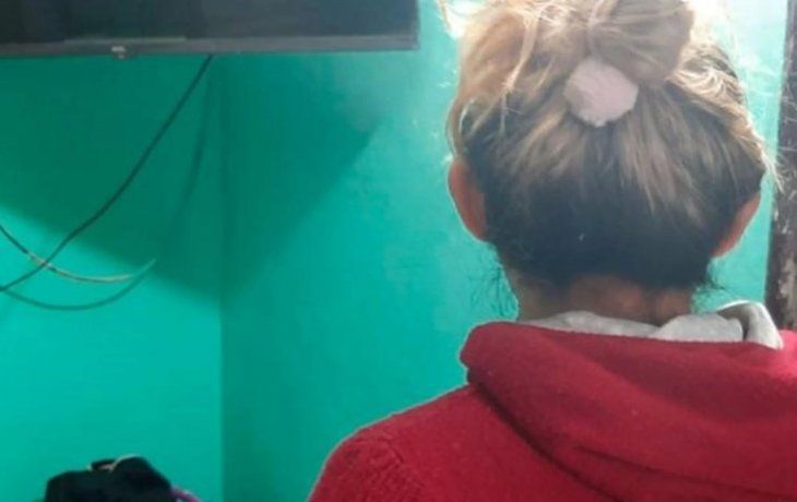 Estando embarazada, le pusieron una pistola en la panza, la golpearon y rompió bolsa
