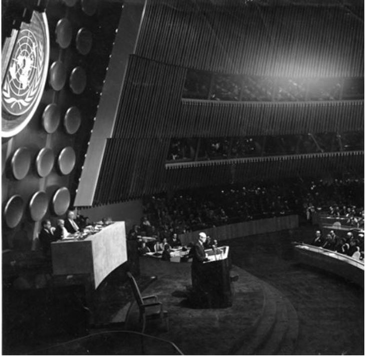 Si bien estaba dispuesto a utilizar las armas nucleares, Eisenhower se había opuesto al lanzamiento de las bombas atómicas sobre Japón y a lo largo de su administración giro cada vez mas hacia una postura “pacifista”. Foto de 1953 lanzando ante la Asamblea General de la las Naciones Unidas su plan de “Átomos para la Paz”.