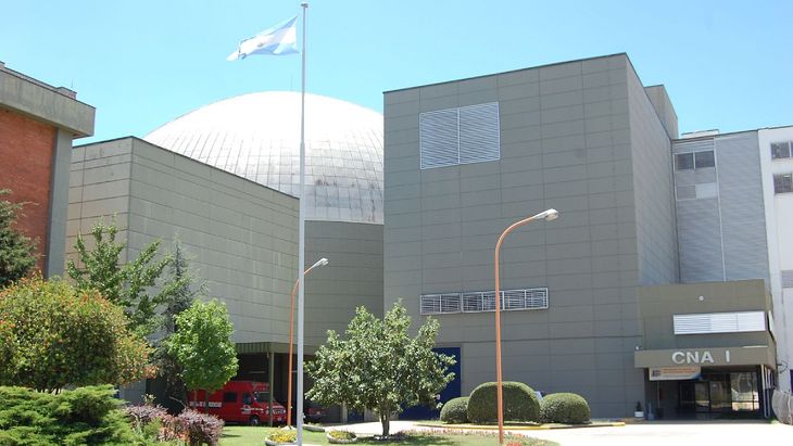 La Central es refrigerada y moderada con agua pesada (D20), y pertenece al tipo de reactores PHWR - reactor presurizado de agua pesada -.