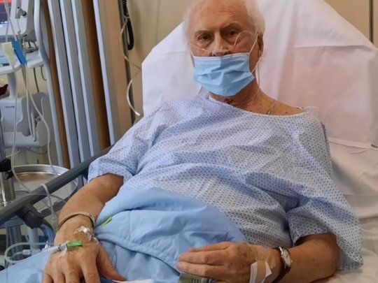 La última foto que publicó el artista y político, cuando informó que estaba internado por coronavirus.