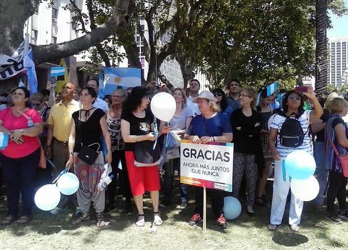Crónica y fotos de una asunción acalorada en la Plaza de Mayo (foto 22)