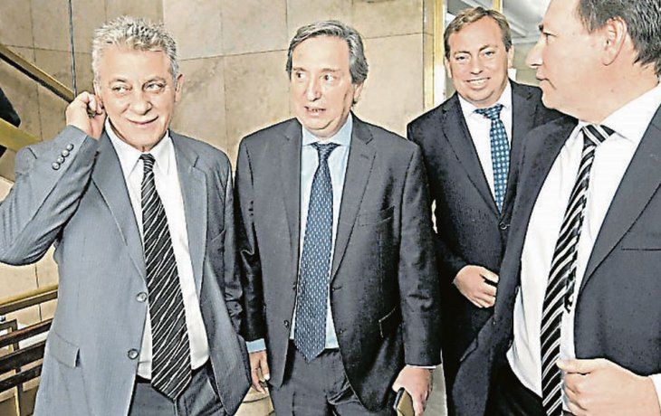 reacción. Jorge Giménez, Emir Félix, Martín Aveiro y Roberto Righi, el cuarteto de intendentes que planteó la inconstitucionalidad del decreto gubernamental que apuntó contra las reelecciones indefinidas.