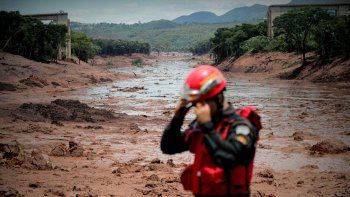 se derrumbaron 25% las acciones de vale tras el colapso del dique en brasil