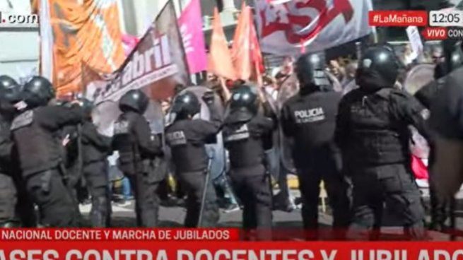 La Policía reprime en las inmediaciones del Congreso. 