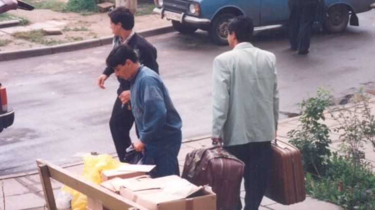 La familia repartiendo medicamentos y donando endoscopios