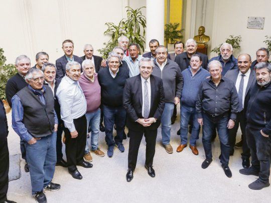 Rodeado. Alberto Fernández almorzó ayer con Héctor Daer, Carlos Acuña, Andrés Rodríguez, Gerardo Martínez, José Luis Lingeri,&nbsp; Roberto Fernández, Omar Maturano, Antonio Caló, Víctor Santa María, Juan Carlos Schmid, Amadeo Genta, Rodolfo Daer, Jorge Sola, Carlos Sueyro, Carlos Frigerio, Miguel Paniagua, Alberto Cejas y Rubén Aguiar.