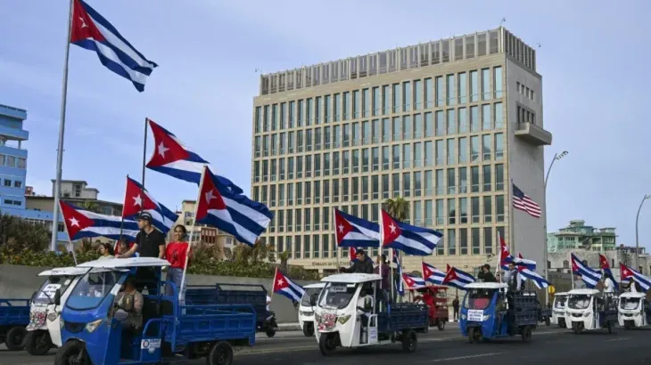El oficialismo cubano cuestiona la fecha por la influencia de Washington, mientras el exilio la reivindica como símbolo nacional.