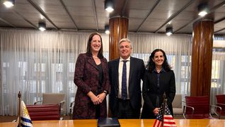 La embajadora Heide Fulton suscribió el convenio con el canciller Francisco Bustillo y la ministra Azucena Arbeleche.