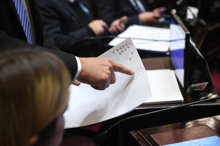 Ante la caída del sistema de votación, el conteo de los proyectos jubilatorios se hizo de forma manual. Ante la caída del sistema de votación, el conteo de los proyectos jubilatorios se hizo de forma manual.