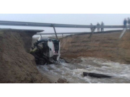 Colapsó la ruta nacional 3, cayó un vehículo y complica envío de ayuda a Comodoro Rivadavia