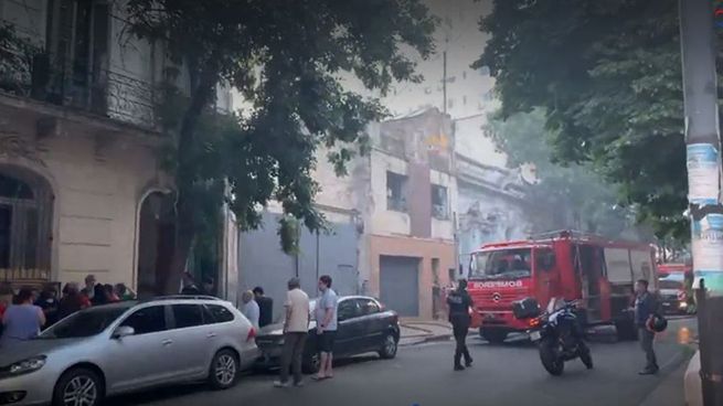 Un PH de dos pisos se incendió en Monserrat.