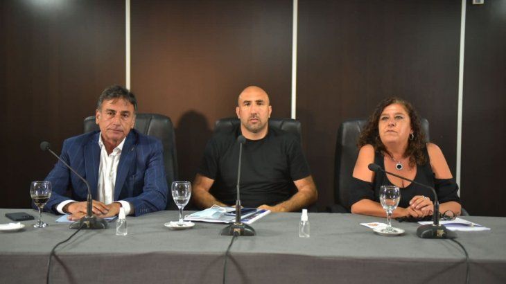 La conferencia de prensa fue encabezada por el titular de la bancada, César Valicenti,