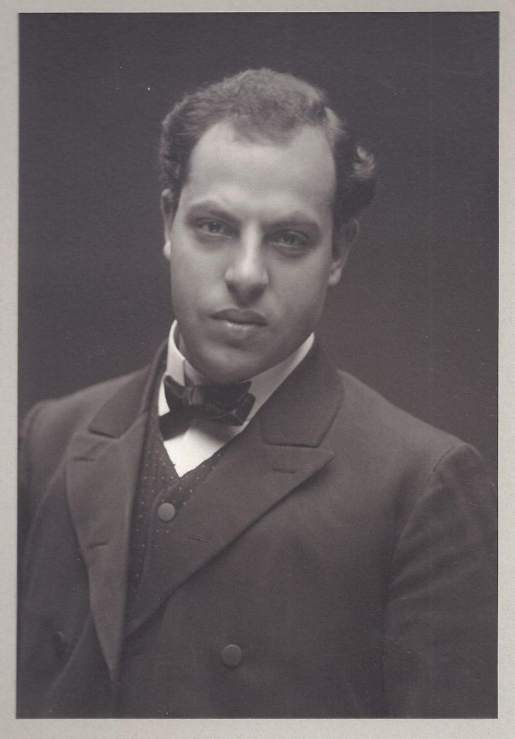 Abraham Shalom Yahuda. El otro gran comprador de los “Portsmouth Papers”. Mientras Keynes se volcó más por los estudios de alquimia de Newton, Yahuda apuntó a sus trabajos religiosos. Los manuscritos en poder de Keynes recién se hicieron públicos en 1946 y los de Yahuda en 1969. Abraham Shalom Yahuda. El otro gran comprador de los “Portsmouth Papers”. Mientras Keynes se volcó más por los estudios de alquimia de Newton, Yahuda apuntó a sus trabajos religiosos. Los manuscritos en poder de Keynes recién se hicieron públicos en 1946 y los de Yahuda en 1969.