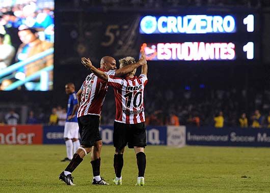 Figuras. Verón y Fernández jugaron un muy buen partido.