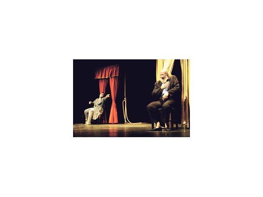 Las actuaciones de Giorgio Di Bassi y Francesco Guida (padre e hijo de «Mishelle Di Sant’Oliva») son el punto fuerte de una obra que bordea lo bizarro, pero también conmueve con escenas poéticas.