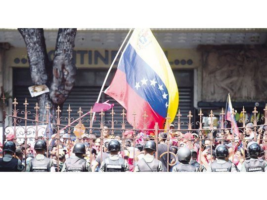 Maduro sube los sueldos y amenaza con los militares para desactivar la huelga