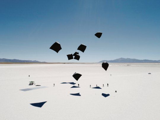saraceno. Hace tres a&ntilde;os, junto a su equipo de artistas, fil&oacute;sofos, cient&iacute;ficos e investigadores, inflaron como si fueran globos ocho grandes prismas de seda negra. Hoy perfeccionar&aacute;n la experiencia.