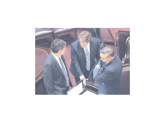 Juan Manuel  Abal Medina, Amado Boudou y Miguel Pichetto. El FpV no logró sentar a 37 senadores en sus bancas y cayó la sesión.