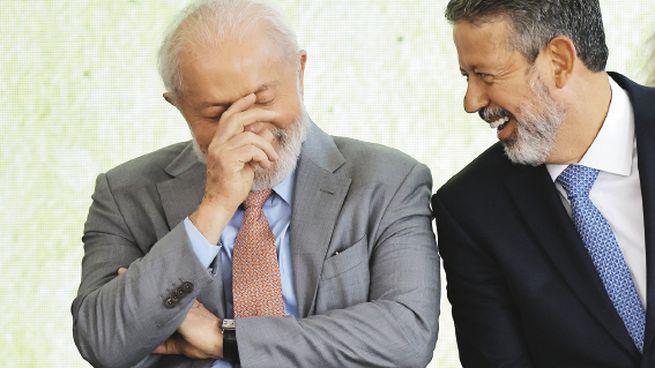 RELAJADO. El presidente de la Cámara baja de Brasil, Arthur Lira, sonríe junto al presidente de Brasil, Luiz Inácio Lula da Silva, durante una ceremonia en el Palacio Planalto en Brasilia.