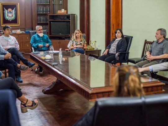 El gobernador de Catamarca, Raúl Jalil, durante su encuentro este miércoles con dirigentes de la oposición, barbijos de por medio (que serán obligatorios desde el viernes). Esa foto de sintonía política se replicó en distintas provincias. 