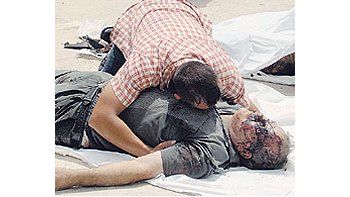 Un iraquí llora sobre el cadáver de un familiar muerto en el atentado de ayer en Baquba. Al-Qaeda apela ahora a mujeres como terroristas suicidas.