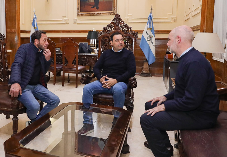 Gustavo Valdes, al recibir en la noche de este domingo a Horacio Rodríguez Larreta y a Emanuel Ferrario.
