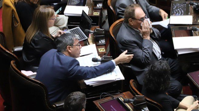 La oposición fustigó al Gobierno por las privatizaciones.