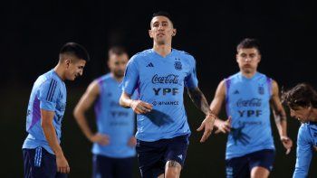 la seleccion entreno hoy con di maria a la par y messi en el gimnasio
