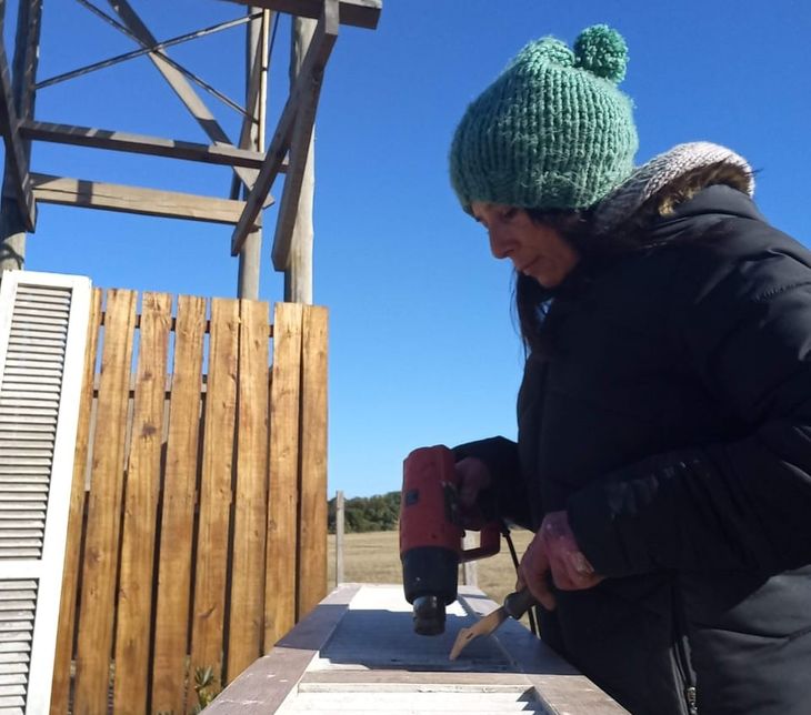 Se trabaja con herramientas manuales en la restauración de una abertura de madera, que luego se colocará en una tiny house Se trabaja con herramientas manuales en la restauración de una abertura de madera, que luego se colocará en una tiny house