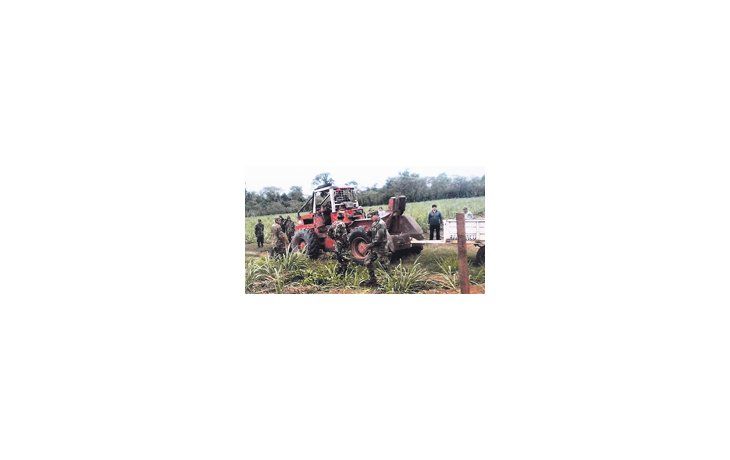 La foto muestra a militares bolivianos custodiando el transporte de maquinaria desde una finca argentina.
