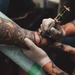 Un estudio cietífico reveló que la tinta de los tatuajes podría alterar la respuesta a las vacunas. Un estudio cietífico reveló que la tinta de los tatuajes podría alterar la respuesta a las vacunas.