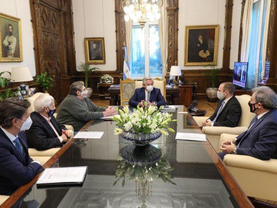 Alberto Fernández y Martíz Guzmán con integrantes de SMATA, y la UOM.