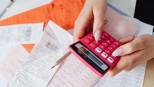Los especialistas del dinero destacan la importancia de organizar los gastos, construir un fondo de emergencia y priorizar la liquidez.