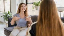 Los distintos significados que pueden tener estos habituales gestos en la comunicación.
