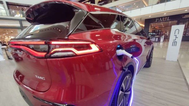 Francia apuesta a cuadruplicar las ventas de autos eléctricos para 2027