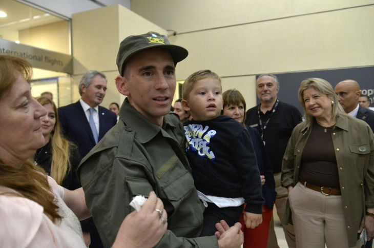 El abrazo entre padre e hijo se convirtió en el símbolo del regreso. El abrazo entre padre e hijo se convirtió en el símbolo del regreso.