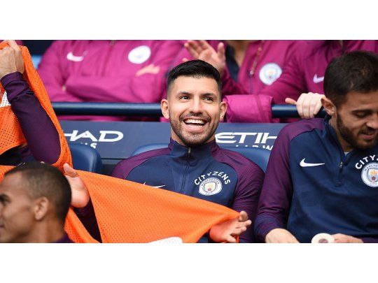 Con Agüero en el banco, el City goleó y es único líder