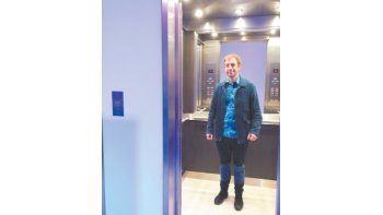 ámbito.com | Leandro Erlich, que había “circuncidado” al Obelico el año pasado, ahora hace ilusionismo con un ascensor en la nueva arteBA.