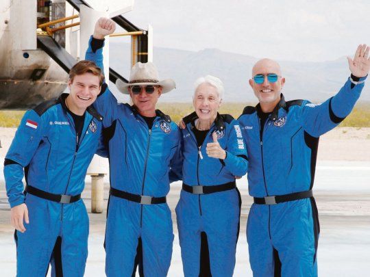 UNA BREVE AVENTURA. Jeff Bezos, con sombrero, junto a los tripulantes que lo acompañaron ayer en su viaje de diez minutos al espacio.&nbsp;