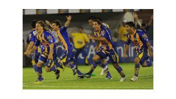 Locura. Llinás ya le atajó el penal a Rudler y sus compañeros comienzan con el festejo.