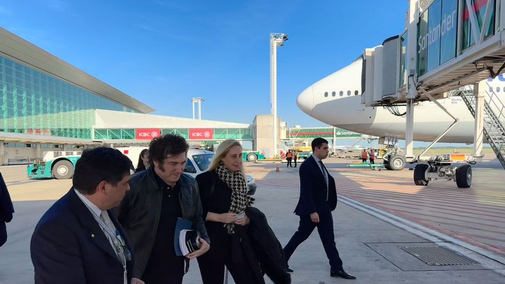 Milei partio rumbo a Davos.