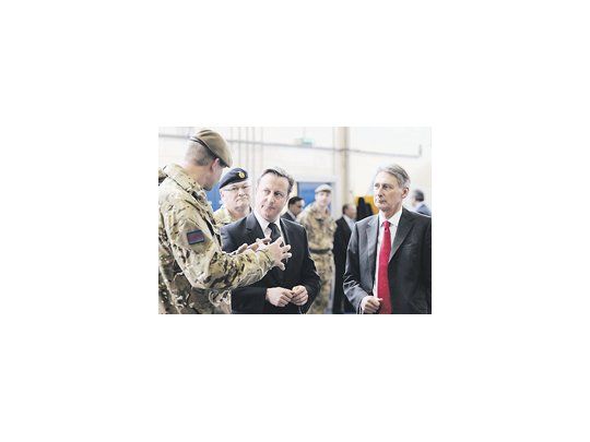 El premier británico, David Cameron, y su ministro de Defensa, Phillip Hammond, los dos responsables de la histórica reforma militar. Tras los recortes anunciados, las Fuerzas Armadas del Reino Unido tendrán la mitad de los efectivos que poseían en 1978.