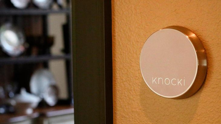 El invento promete revolucionar los hogares al convertir cualquier superficie en un panel inteligente, moviendo millones en la industria tecnológica.  