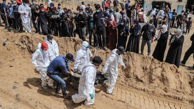 Más de 300 cadáveres fueron exhumados de varias fosas comunes en los patios del hospital Naser, en Gaza.