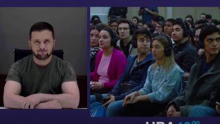 Vlodimir Zelenski, presidente de Ucrania, presente en una videoconferencia con alumnos de la UBA.&nbsp;