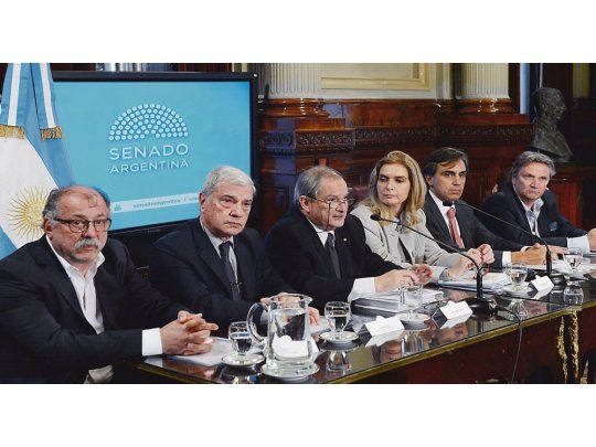 Defensa. El ministro de Salud, Jorge Lemus, expuso en el Senado en agosto de 2016 para pedir la sanción de la ley que crea la AGNET. A fin de noviembre, el proyecto perderá estado parlamentario.