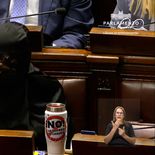 Un burka en el Parlamento marcó el reclamo por la libertad de las mujeres iraníes. Un burka en el Parlamento marcó el reclamo por la libertad de las mujeres iraníes.