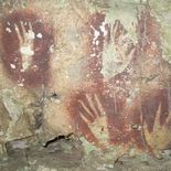 La silueta de una mano pintada en negativo fue datada mediante el método de uranio-torio y se convirtió en la obra rupestre más antigua conocida hasta el momento. La silueta de una mano pintada en negativo fue datada mediante el método de uranio-torio y se convirtió en la obra rupestre más antigua conocida hasta el momento.